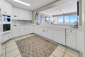 KĂŒhlschrank, Mikrowelle, Ofen, Herdplatte