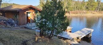 Nice Private 2 Bedroom w Lakeside Sauna Gazebo