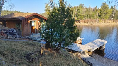 Nice Private 2 Bedroom w Lakeside Sauna Gazebo