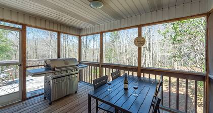 Spacious Mtn Getaway~Fire Pit+Grill, WiFi, Private, Mins to Downtown Burnsville!