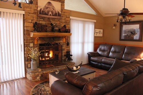 Newly updated 2 bedroom chalet with hot tub !