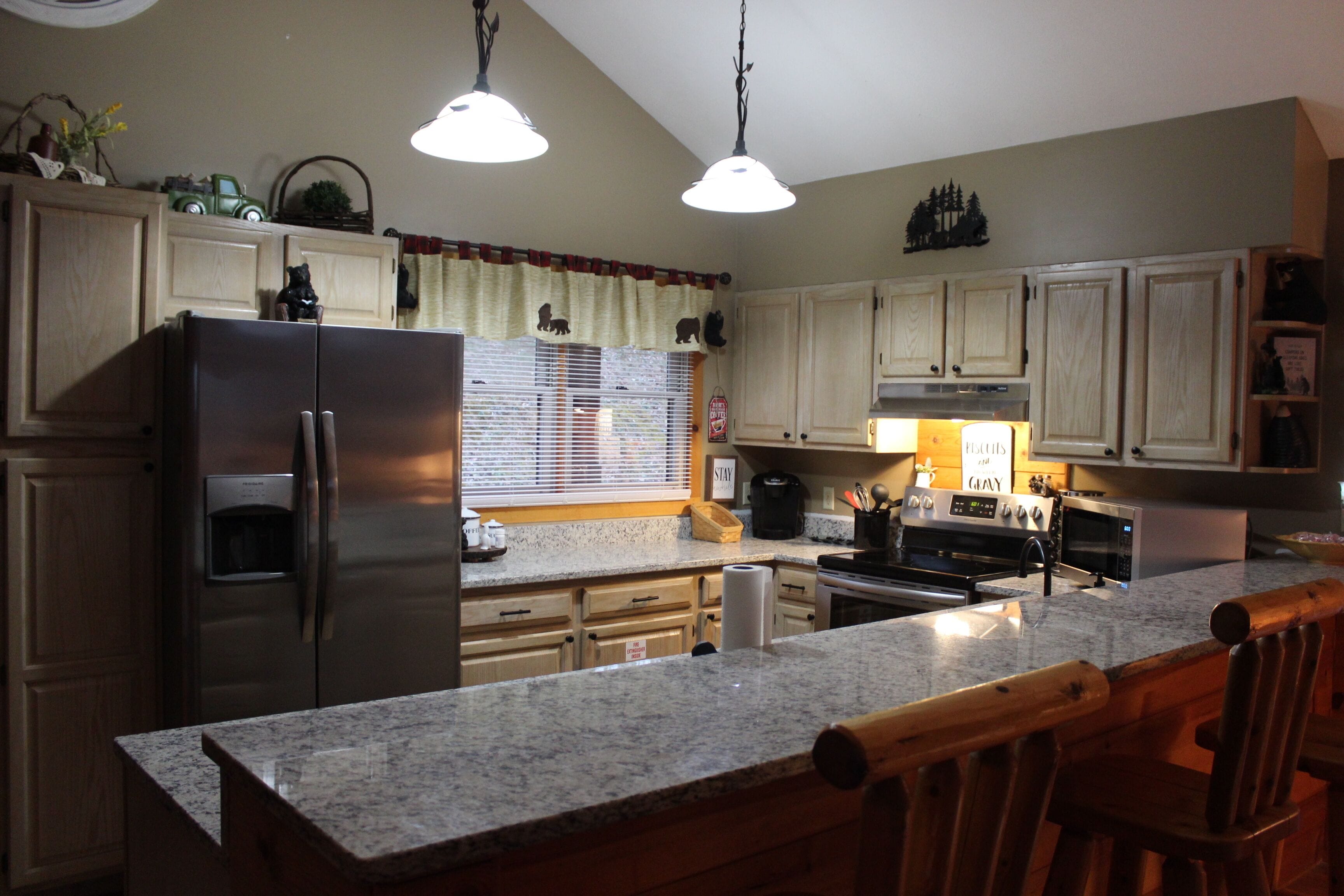 Kjøleskap, mikrobølgeovn, ovn og kokeplater