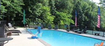 Newly updated 2 bedroom chalet with hot tub !