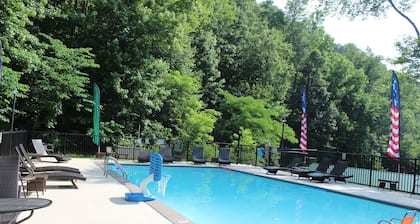 Newly updated 2 bedroom chalet with hot tub !