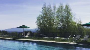 Alberca techada y alberca al aire libre