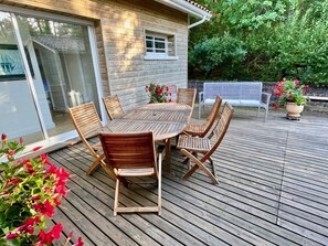 Outdoor dining - Renovated Landaiser house with great terraces and garden, central + close to the beach (Lège-Cap-Ferret)