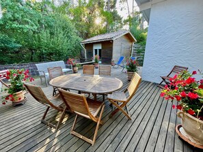 Outdoor dining - Renovated Landaiser house with great terraces and garden, central + close to the beach (Lège-Cap-Ferret)