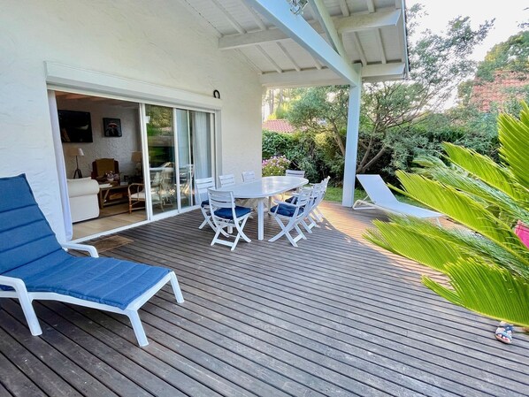 Outdoor dining - Renovated Landaiser house with great terraces and garden, central + close to the beach (Lège-Cap-Ferret)