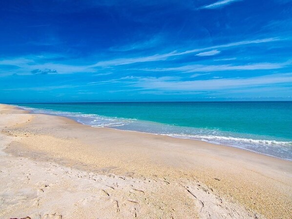 Perto da praia, espreguiçadeiras, toalhas de praia