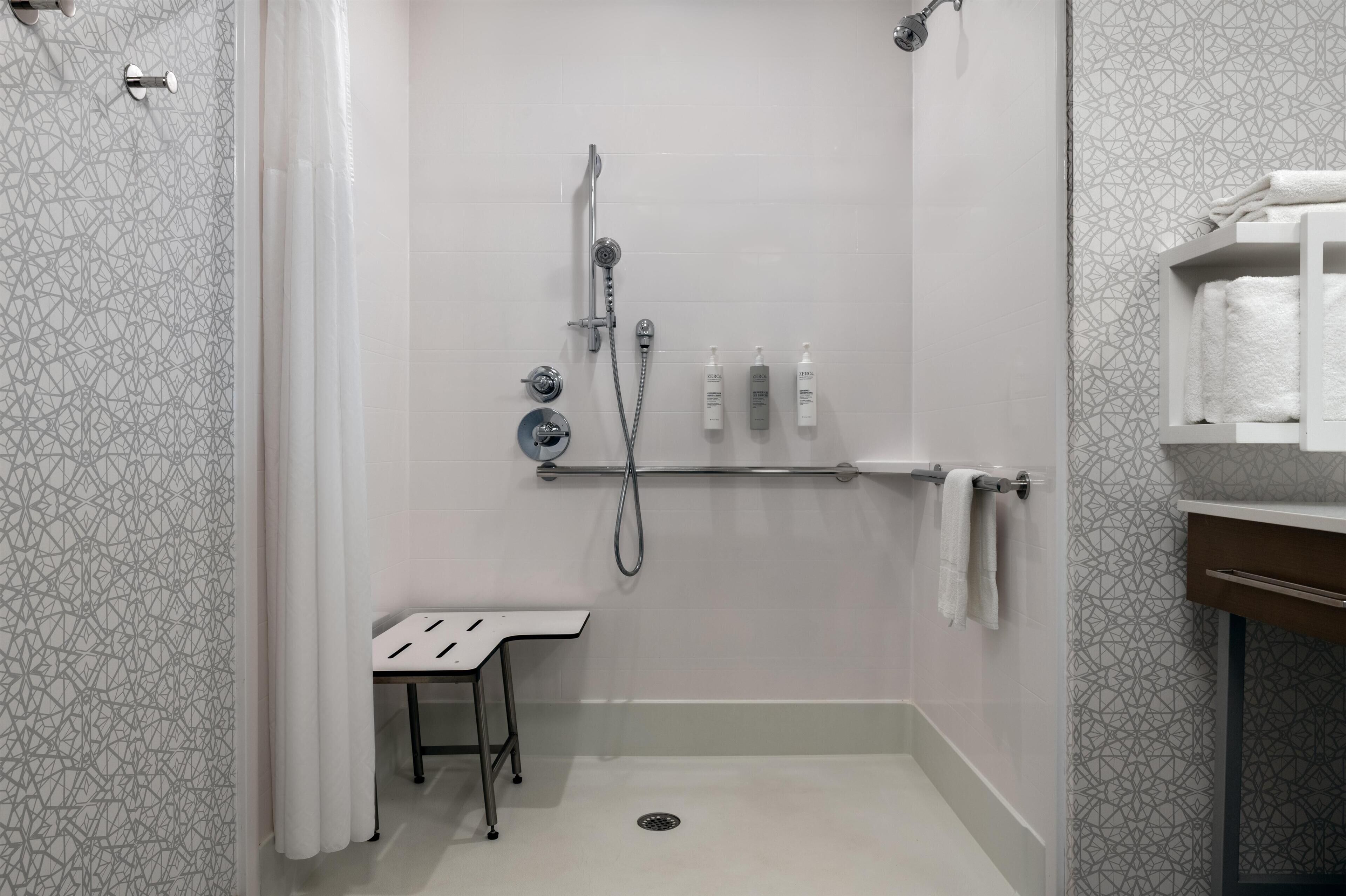 Suite, 2 Queen-Betten, barrierefrei, Kühlschrank und Mikrowelle | Dusche im Bad