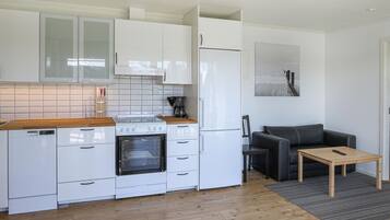 Kühlschrank, Herdplatte, Wasserkocher mit Kaffee-/Teezubehör