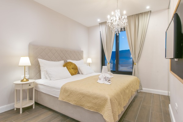 Luxury Double Room | Blackout drapes, soundproofing, iron/ironing board, free WiFi