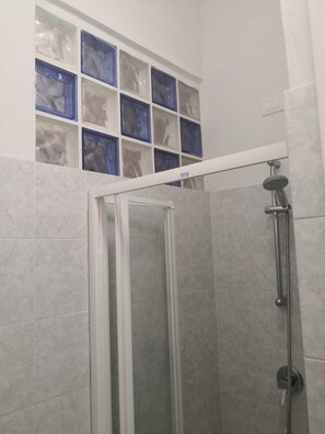 Bathroom - Manaview- Pepita, modern apartment with frontal sea view. (Manarola)