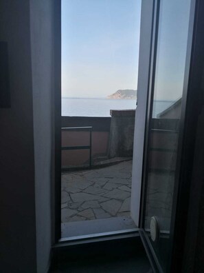 Interior - Manaview- Pepita, modern apartment with frontal sea view. (Manarola)