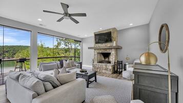 Smart TV, fireplace