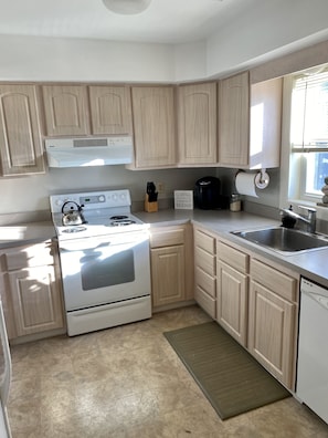 Frigorifero, microonde, piano cottura, lavastoviglie