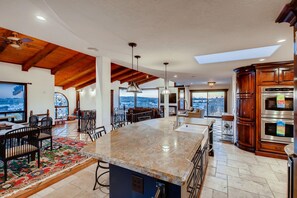 Fridge, microwave, oven, stovetop - San Diego Villa heated pool, jacuzzi and sunset-views (San Diego)