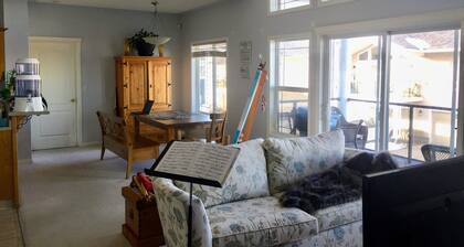 Rocky Mountain Views Cozy Townhome