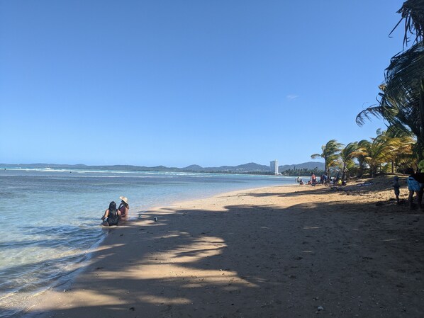 Sur la plage, chaise longue, serviettes de plage