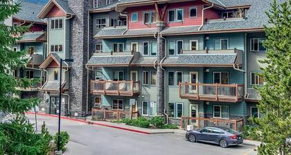 Best Relaxing King Bed Suite/Mtn. View, Heated Pool & Hot Tubs & Free Parking