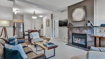 Smart-tv, een open haard, Netflix en boeken