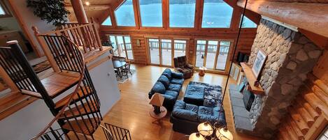 TV connectée, cheminée, lecteur de DVD, table de tennis de table