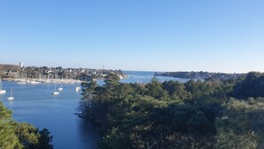 A marina with multiple boats, surrounded by dense forest and a clear sky. - Maison Familiale 7ch au Coeur de Ste Marine. Plage à 10m à Pieds ou 5 en Vélos ! (Combrit)