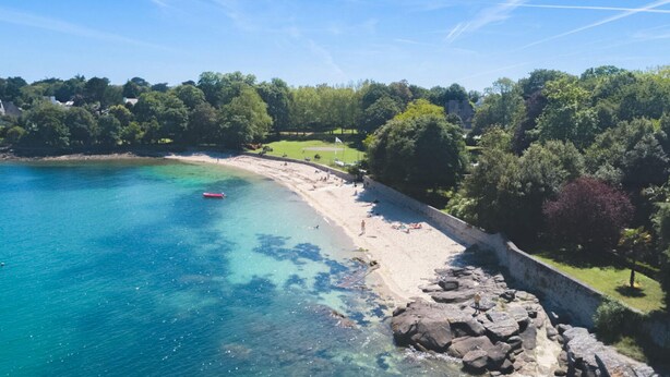 A coastal area with a sandy beach, clear blue water, and rocky shoreline. - Maison Familiale 7ch au Coeur de Ste Marine. Plage à 10m à Pieds ou 5 en Vélos ! (Combrit)