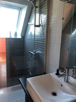Badewanne, Haartrockner, Toilettenpapier
