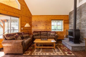 TV, peis, fotballspill og kontorer