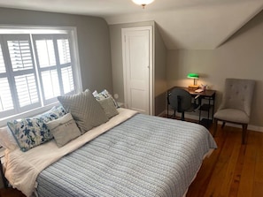 1 chambre, bureau, fer et planche à repasser, lit de bébé portatif