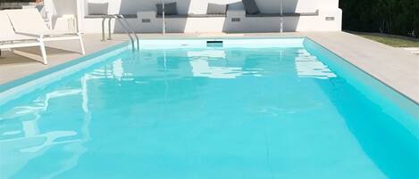 Een buitenzwembad, een verwarmd zwembad