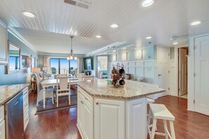 Dining - XPLORIE ACTIVITIES & LINENS INCLUDED*! Plaza 2BR/den oceanfront condo with indoor/outdoor pools! (Ocean City)