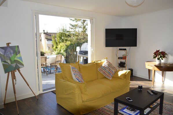 TV connectée, lecteur de DVD, livres, chaîne hi-fi