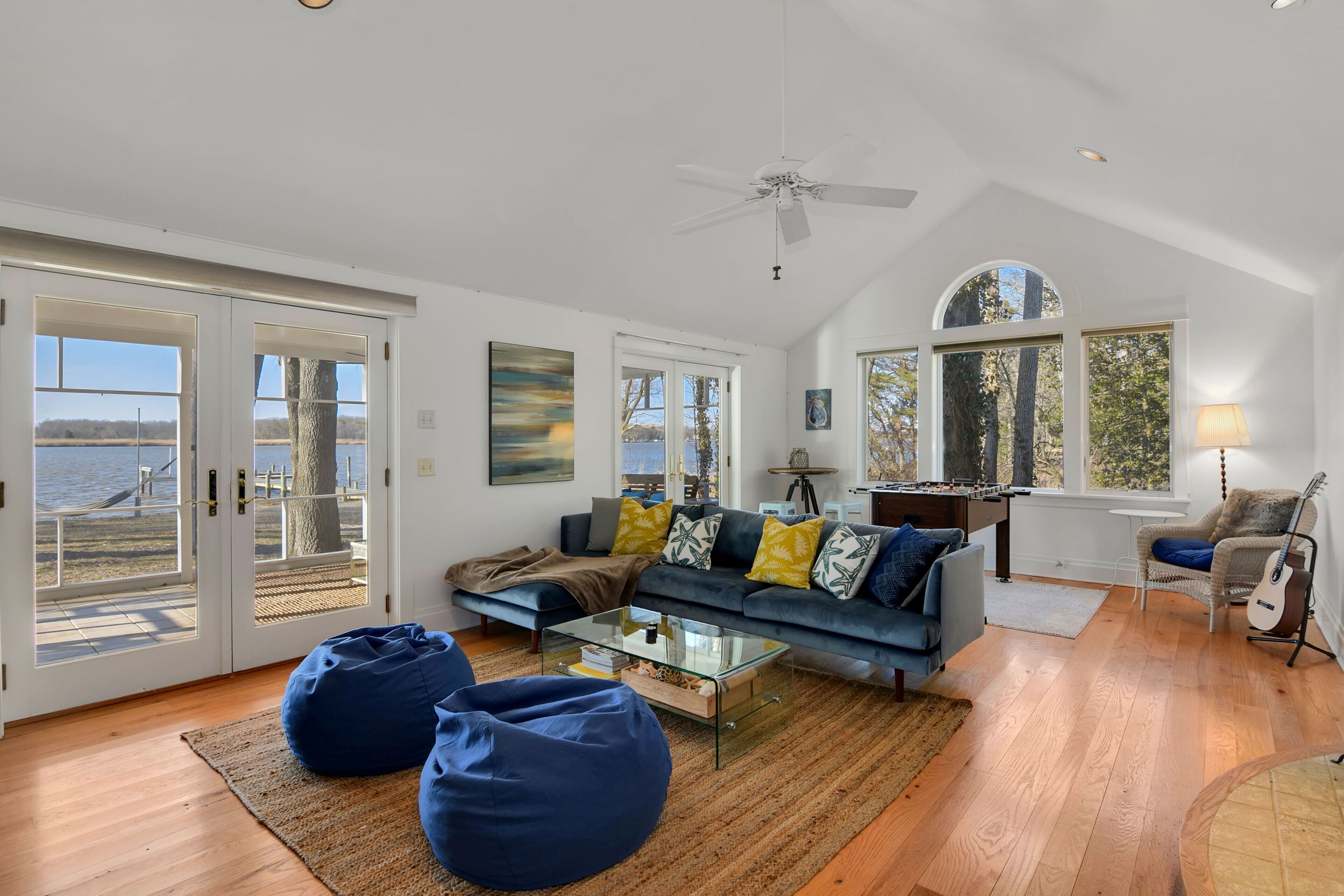 Älytelevisio, takka, pöytäjalkapallopöytä, kirjoja