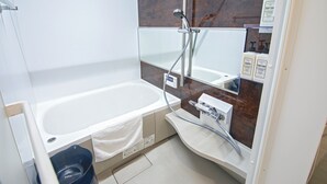 一棟貸し 禁煙 | バスルーム | 個別の浴槽とシャワー、レインフォールシャワー、バスアメニティ (無料)、ヘアドライヤー