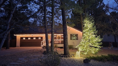 K & K Chalet - Fun family retreat w/ Game Room & Fenced Yard on 1/2 acre!