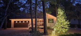 K & K Chalet - Fun family retreat w/ Game Room & Fenced Yard on 1/2 acre!