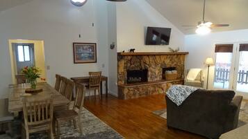 Smart TV, chimenea, videojuegos y tenis de mesa