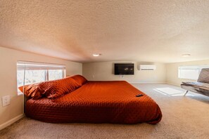 1 bedroom, desk, travel cot, free WiFi