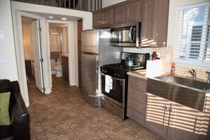 Geladeira, micro-ondas, fogão, cooktop