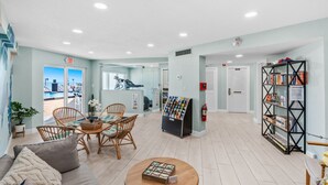 Spaziosa hall con reception, area relax e libreria.