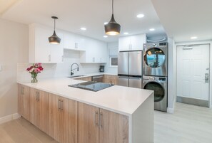 Réfrigérateur, four à micro-ondes, un four, surface de cuisson