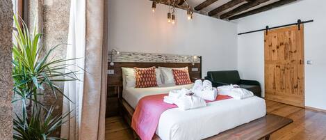 Schreibtisch, Internetzugang, BettwÀsche