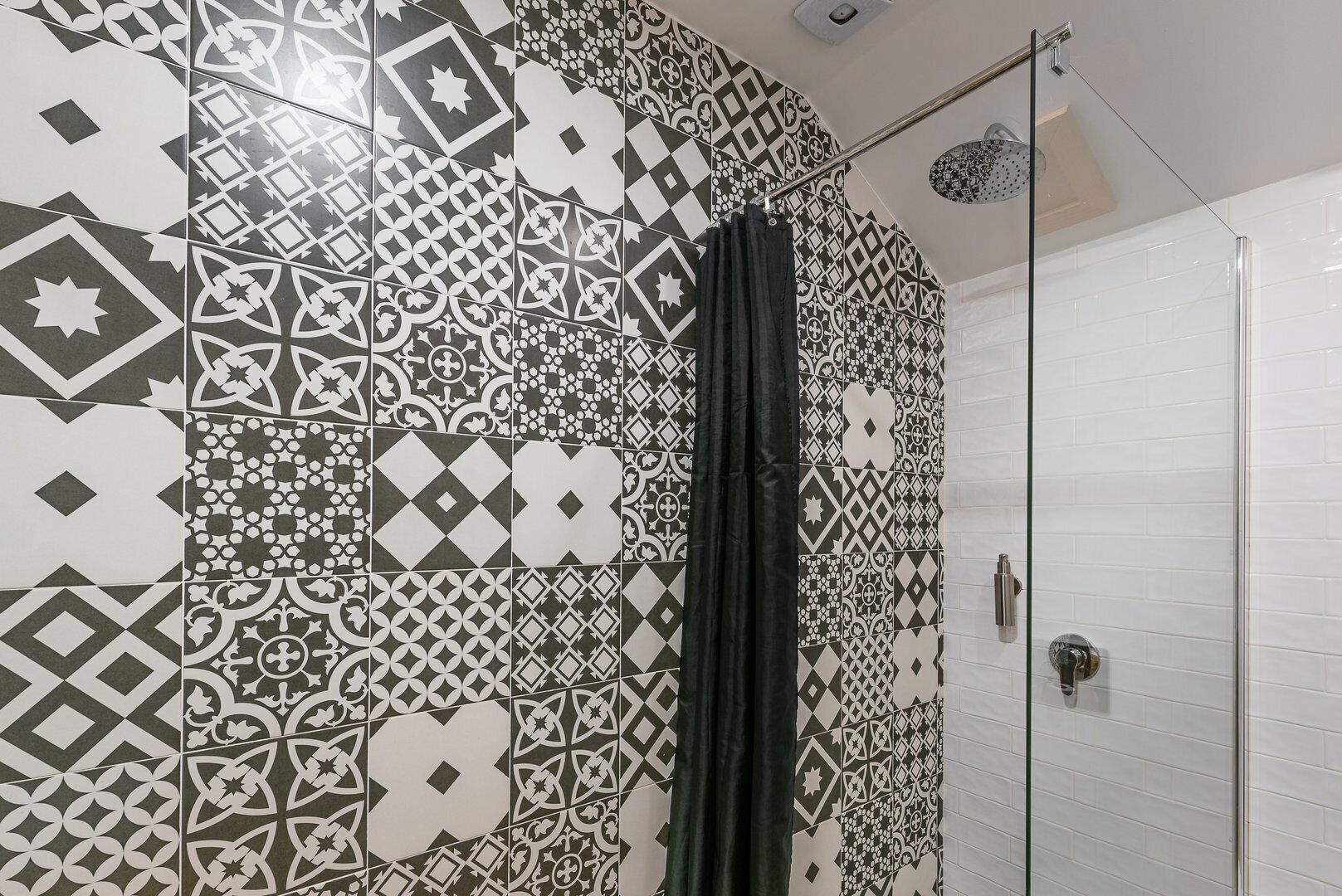Douche, sèche-cheveux, serviettes fournies, savon