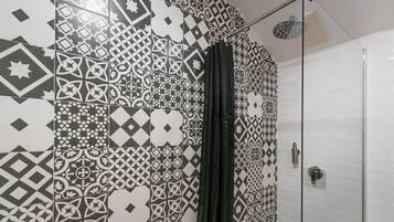 Douche, sĂšche-cheveux, serviettes fournies, savon