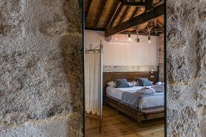 1 bedroom, desk, internet, bed sheets