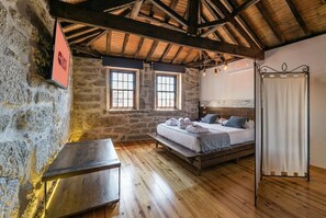 1 bedroom, desk, internet, bed sheets