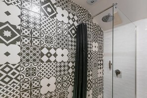 Dusche, Haartrockner, Handtücher, Seife