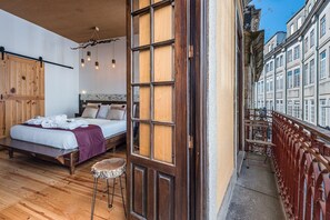 デスク、インターネット、ベッドシーツ